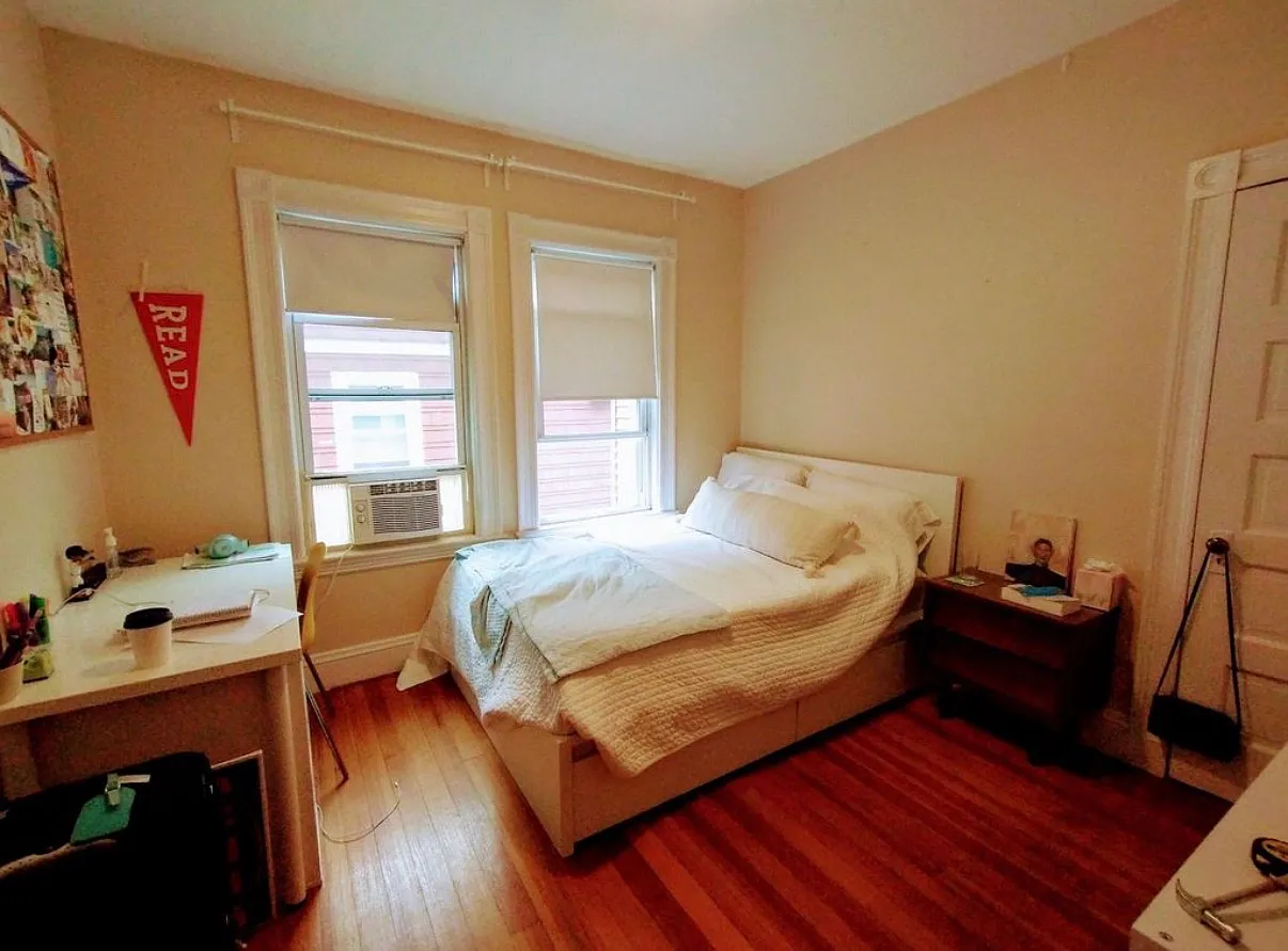 4 bed, $5,400 — Photo 1