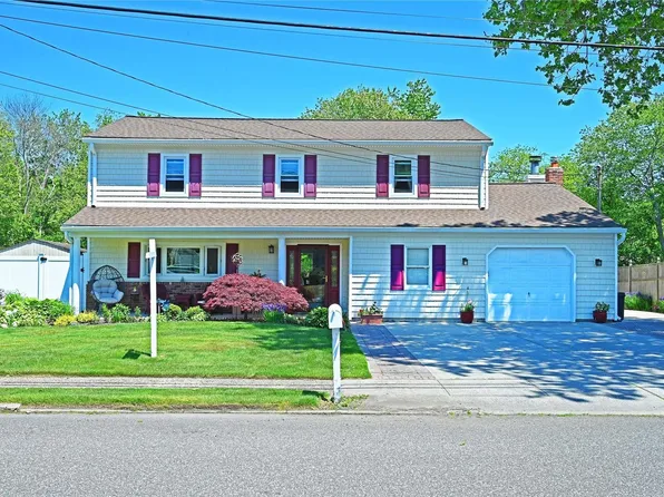 15 Claire Lane, Sayville, NY 11782