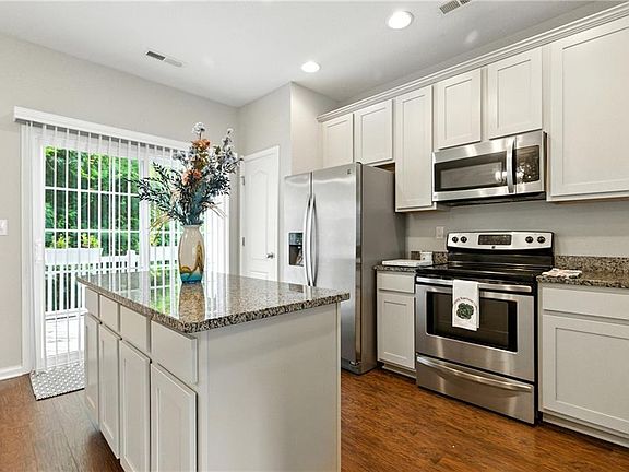 4th image of 304 Prosperity Ct