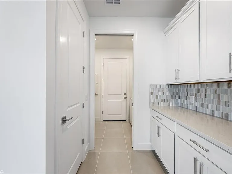 19218 Hinkley Dr — Photo 16