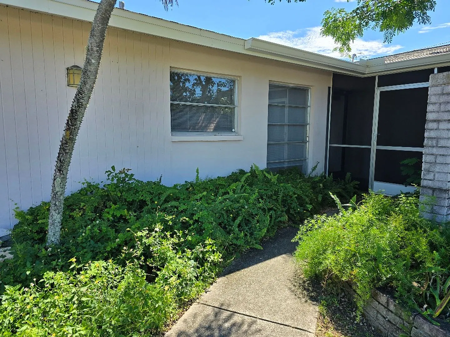Waterfront 3 bedroom 2 Bath Home Available NOW! — Photo 2
