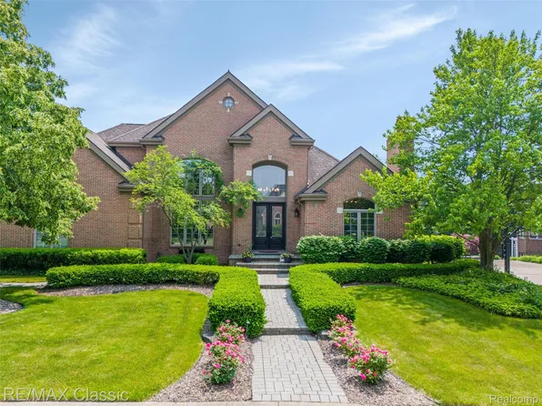 18438 Clairmont Cir E, Northville, MI 48168