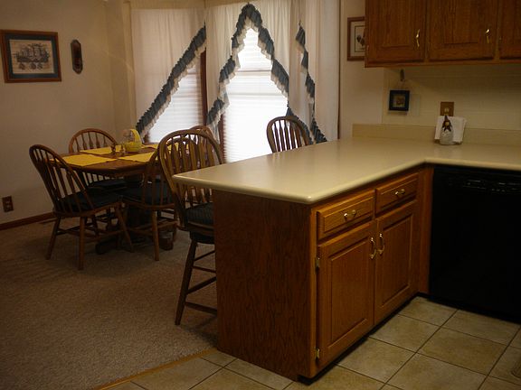 Breakfast bar/eat in kitchen