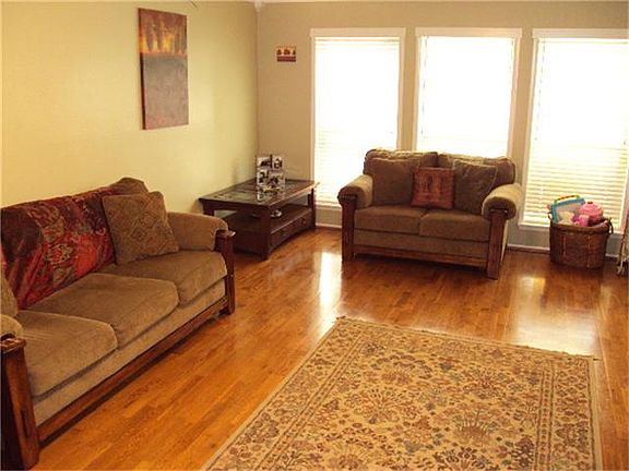 5th image of 607 Oak Harbor Dr