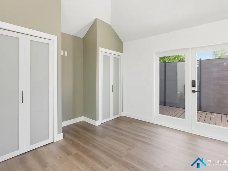 5746 Allott Ave — Photo 10