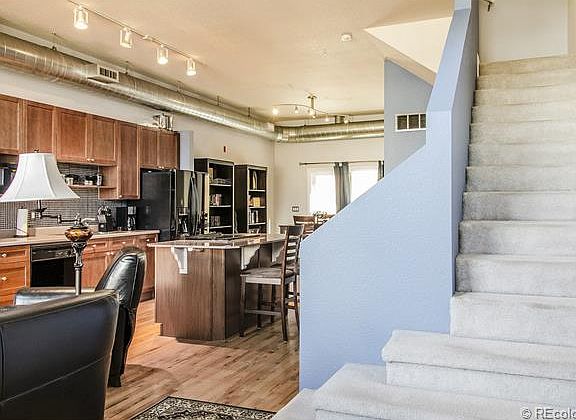 2nd image of 250 Roslyn St APT 602