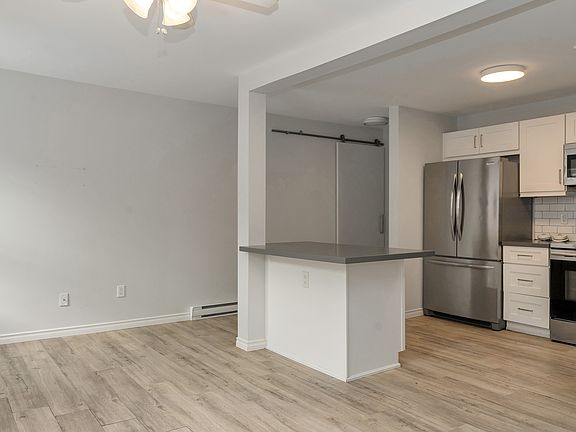 3rd image of 31 Mississaga St W #2