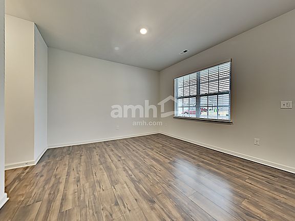 4th image of 279 N Great White Way