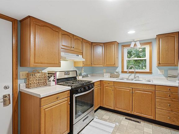 5th image of 907 7th St