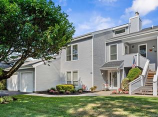 17 Lakeview Dr, Manorville, NY 11949