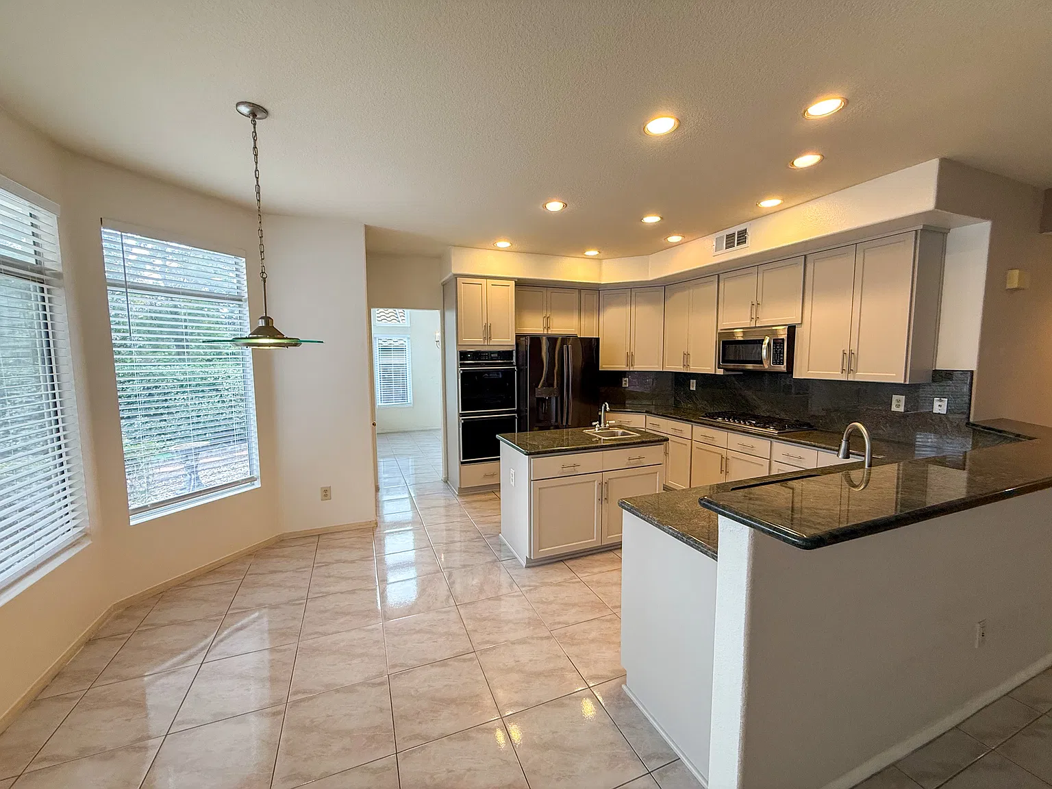 5 bed, 2700 sqft, $5,995 — Photo 2