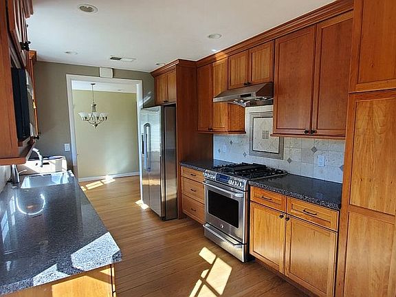 5th image of 55 Tulip Ln