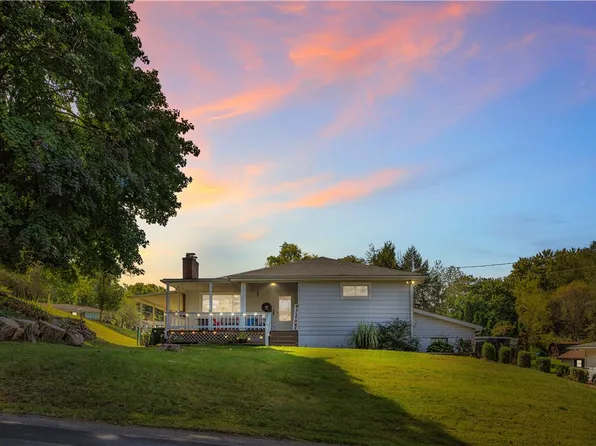 186 Chapel Dr, Ellwood City, PA 16117