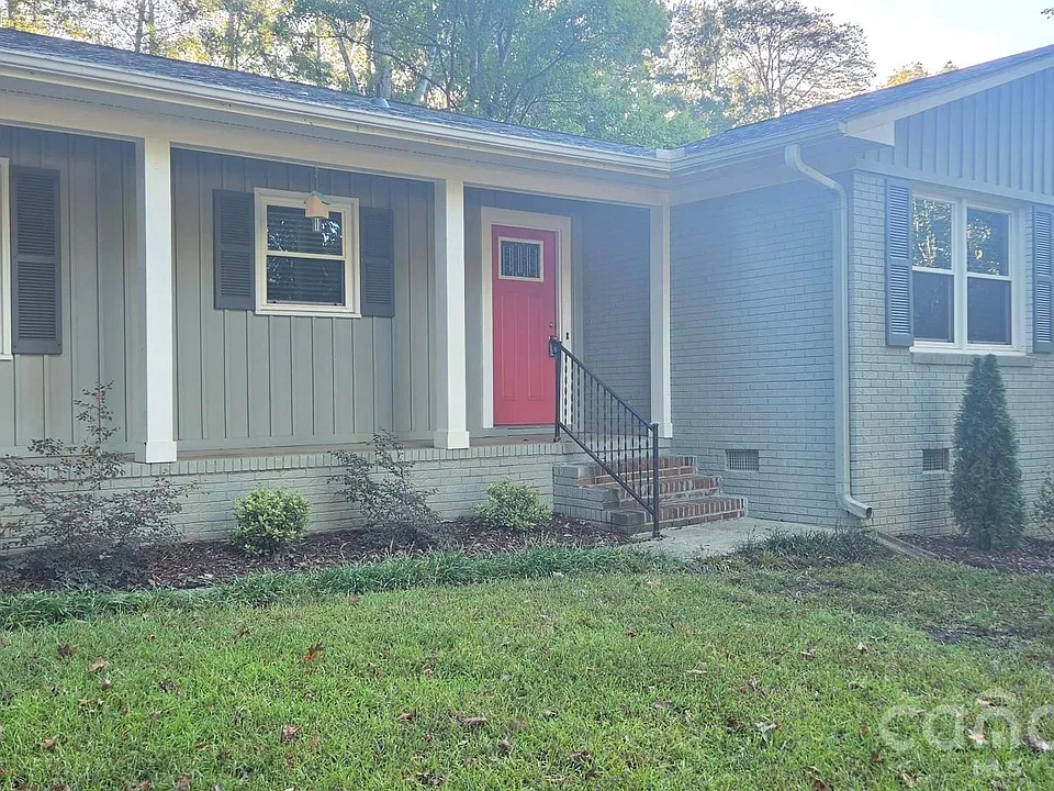 213 Pelham Ln