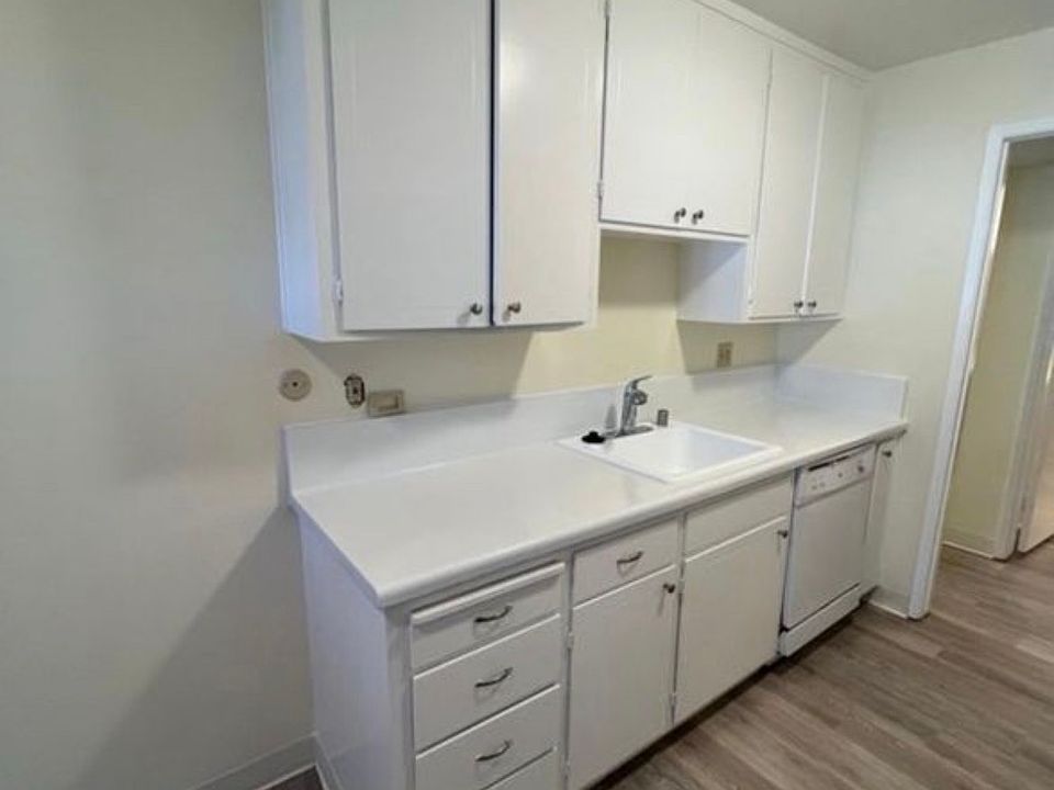 1st image of 75 Duane St #15