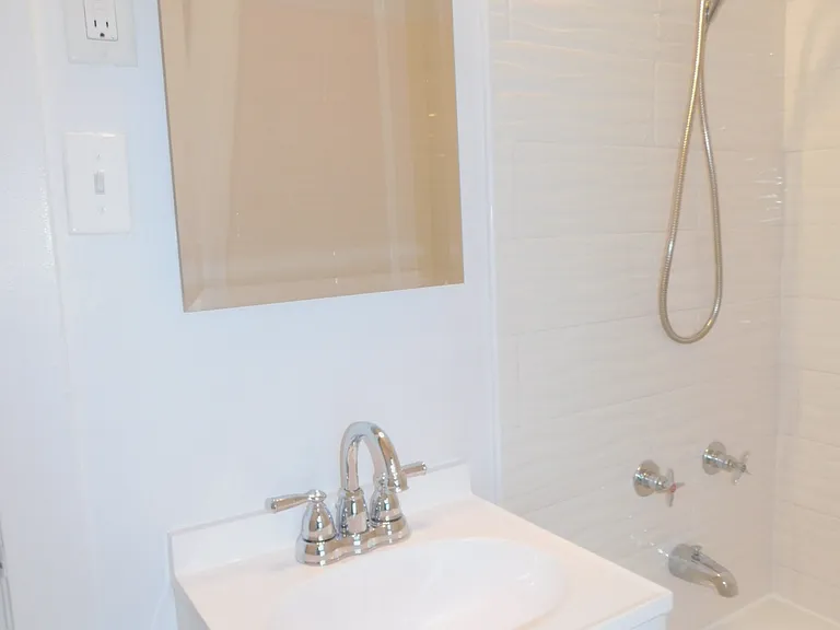 915 Greenleaf St #2E — Photo 8
