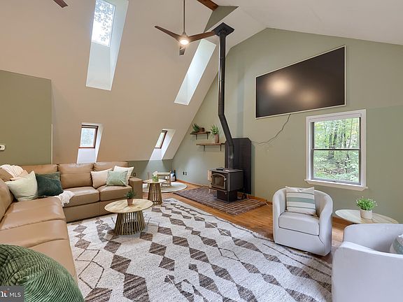 4th image of 67 Deer Ln