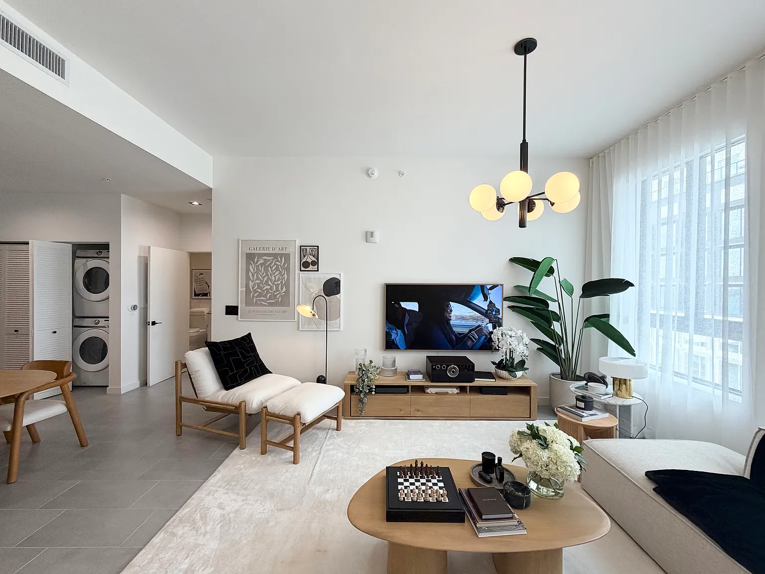1 bed, 750 sqft, $2,460 — Photo 3