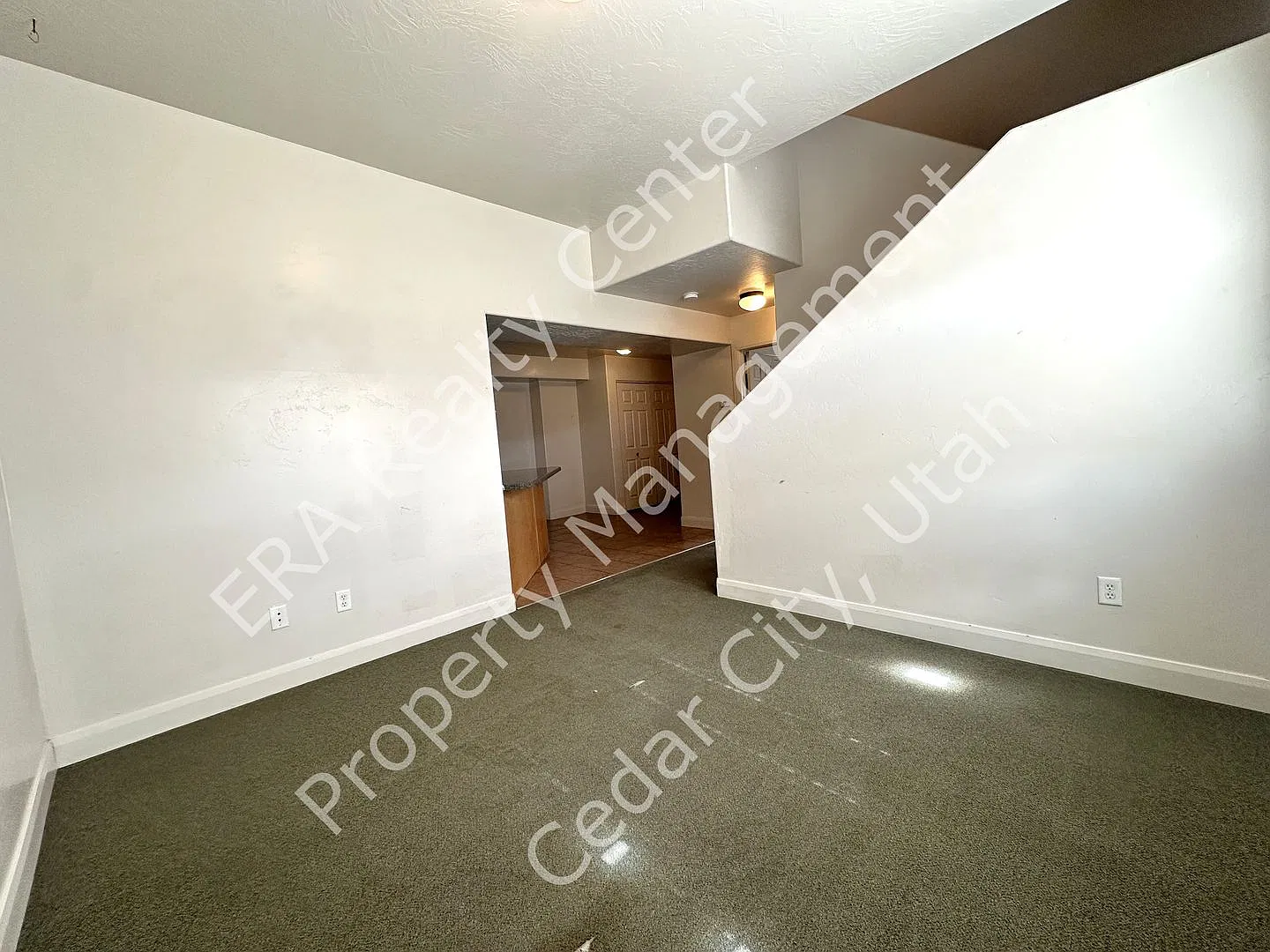 Move-in Discount!! 7 bedroom, 3 bathroom twin home — Photo 4
