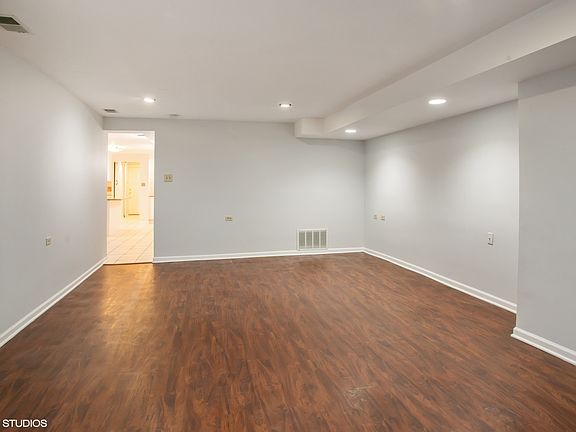 4th image of 7438 N Oakley Ave #G