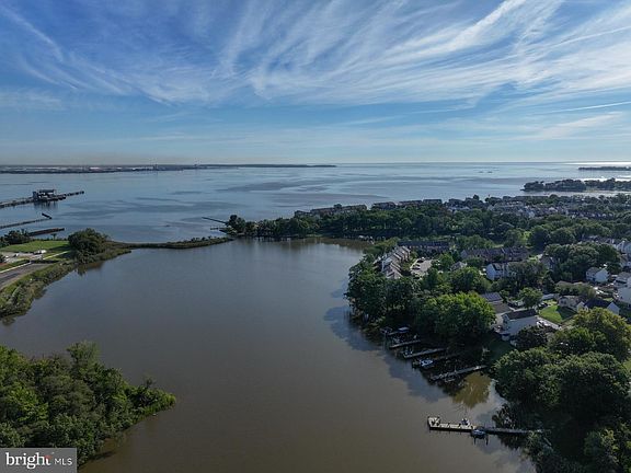 4th image of 1214 Riverside Dr
