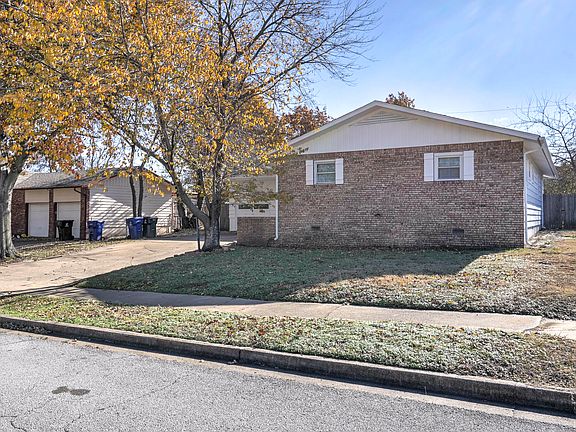 3rd image of 905 E Elgin Pl