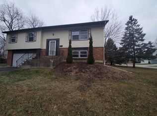 1101 S Sprucewood Dr, Mount Prospect, IL 60056