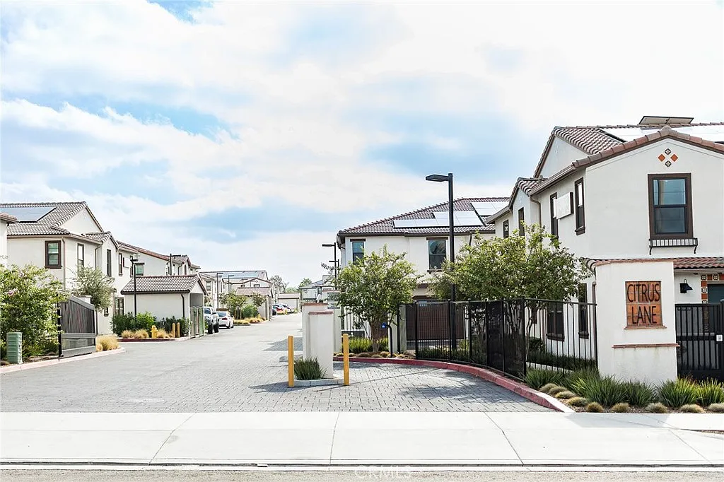 3 bed, 2.5 bath, 1550 sqft, $3,375 — Photo 1