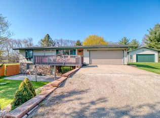 W399S4085 Fox Hill Dr, Dousman, WI 53118
