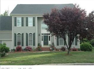 3225 Peninsula Dr, Jamestown, NC 27282