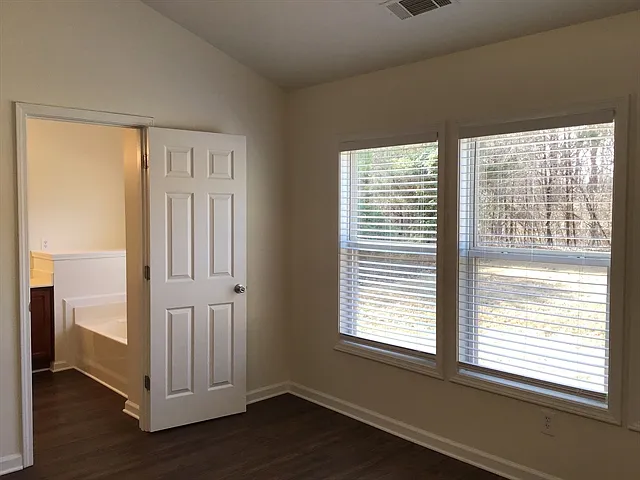 2512 Walnut Tree Ln — Photo 8