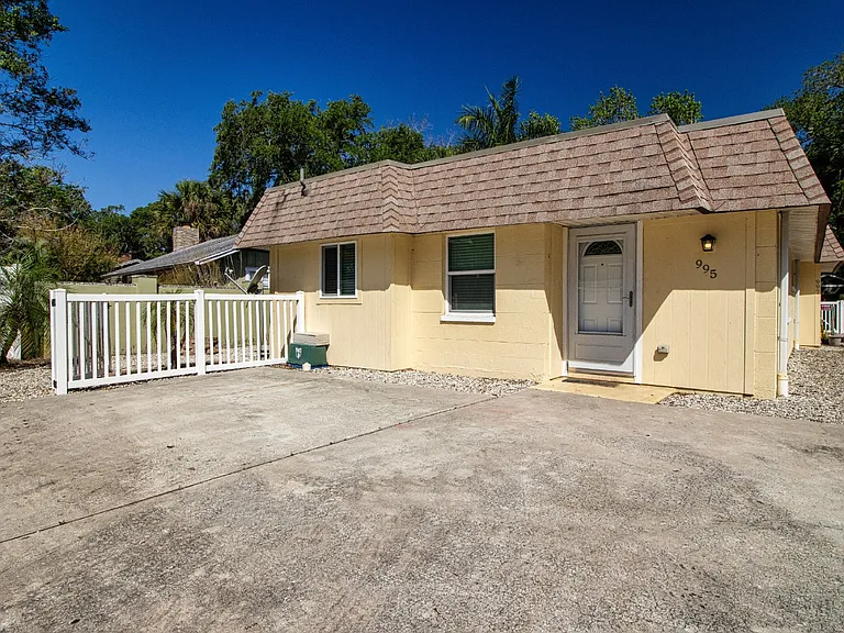995 Virginia Dr — Photo 3