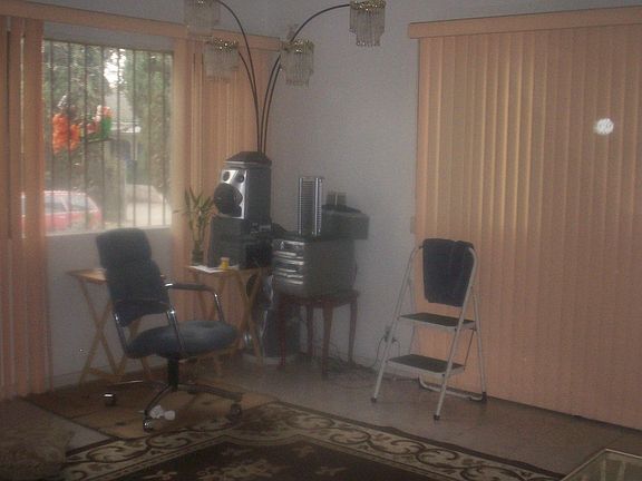 LIVINGROOM W/TILE FLOOR