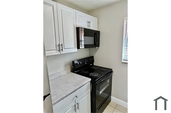 Building Photo - 550 SW 2nd Ave #229