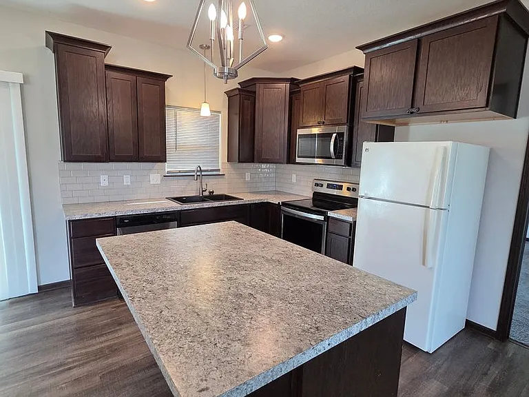 1553 N Aster Cir — Photo 1