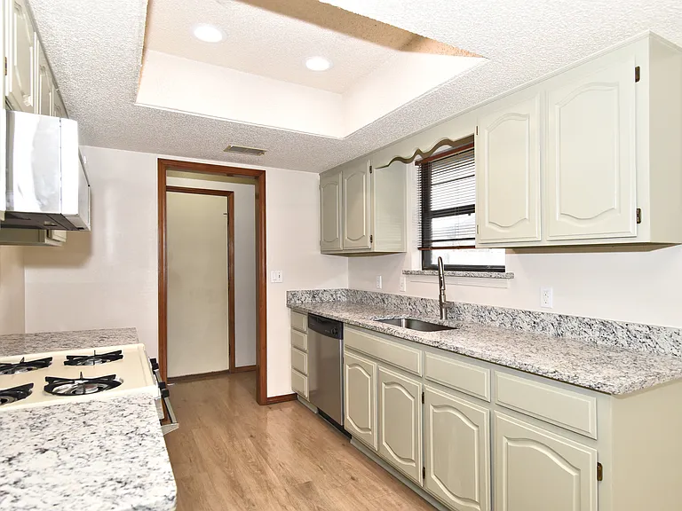 2500 W Honolulu St — Photo 6