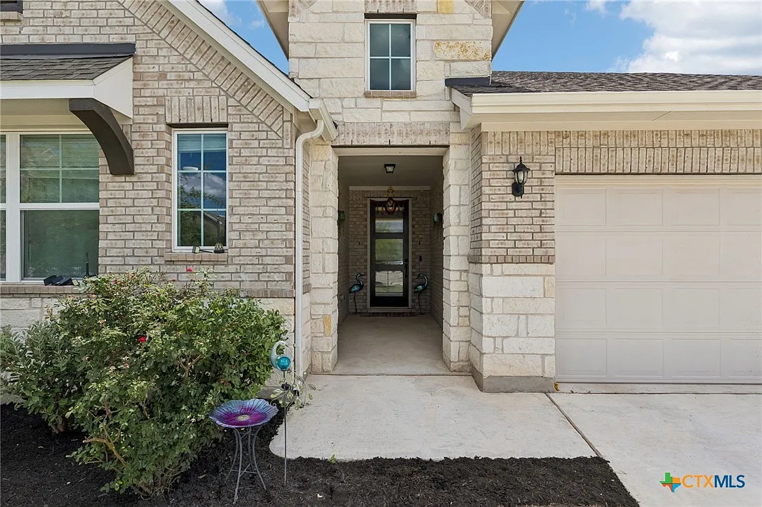 4 bed, 3.0 bath, 2402 sqft, $2,600 — Photo 3