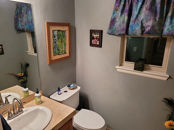 Main floor 1/2 bathroom