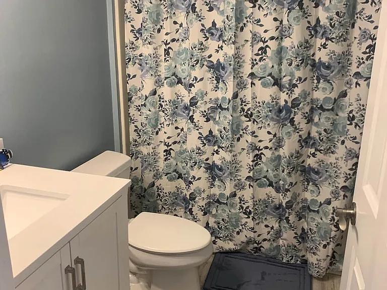 Guest bathroom with shower/tub combo, toilet and sink.