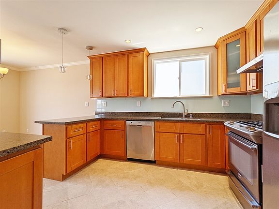 5th image of 60 Huntington Dr