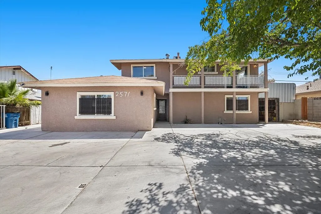 6 bed, 2239 sqft, $3,900 — Photo 2