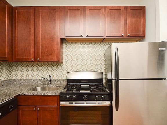 3rd image of 4411 N Wolcott Ave APT 3B