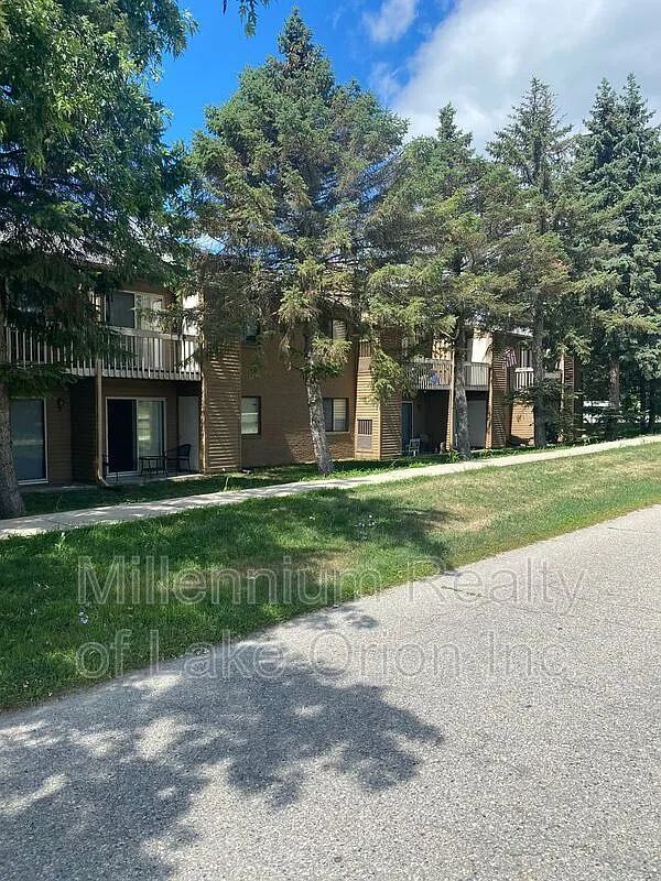 1 bed, 1.0 bath, 690 sqft, $1,050 — Photo 2