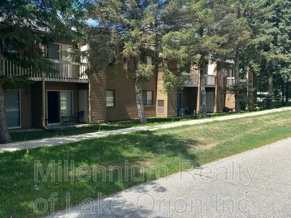 25 Louck St APT 4, Oxford, MI 48371