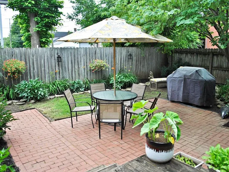 493 Elsmere St — Photo 4