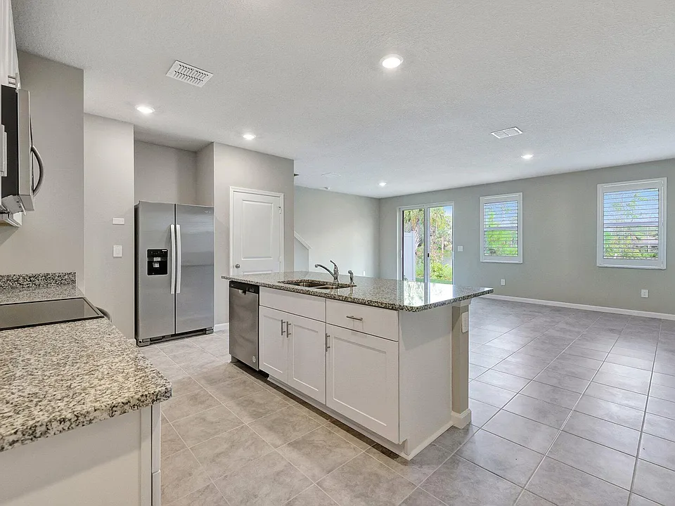 5764 SE Edgewater Cir