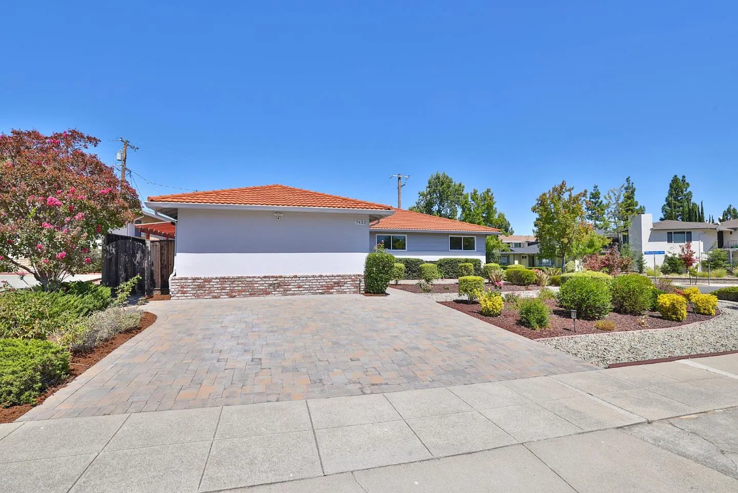 7453 De La Farge Dr — Photo 2