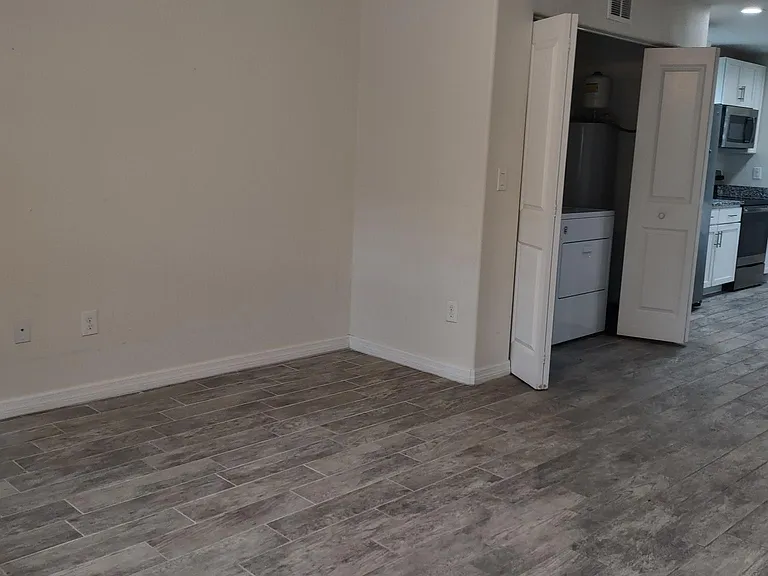 2017 E Davis St — Photo 3