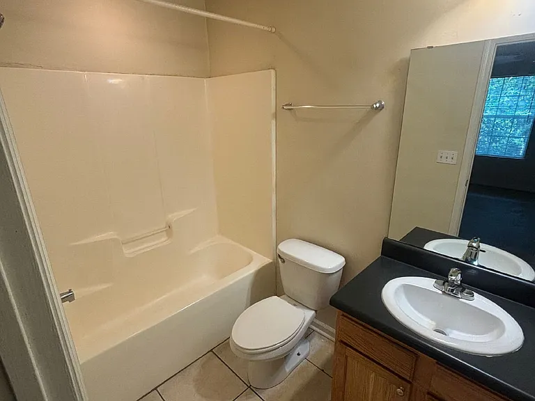 1552 Devoe St — Photo 4