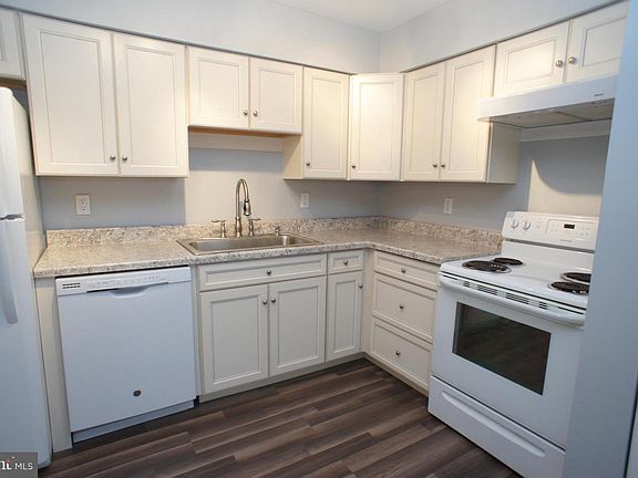 4th image of 122 Carnival Dr